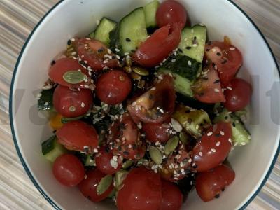 Daržovių salotas su špinatais pagrindine nuotrauka