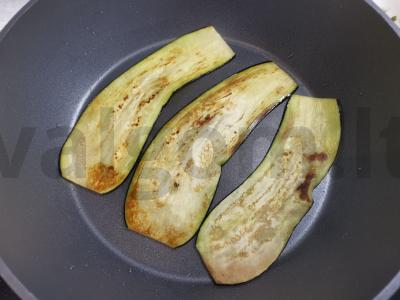 Baklažanų ritinėliai su varške Žingsnis 2