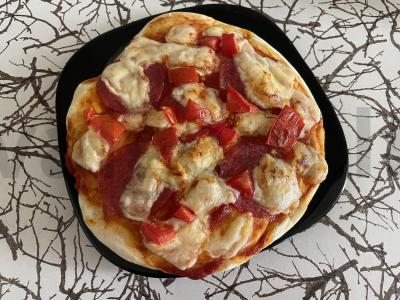 Mini pica su dešra ir sūriu pusryčiams pagrindine nuotrauka