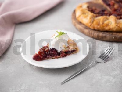 Galetė su spanguolėmis ir obuoliais pagrindine nuotrauka