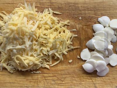 Pica su daržovėmis, mocarela ir sūriu Žingsnis 1