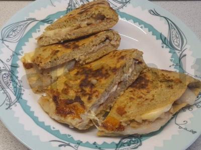 Saldus avižų blynas su sūriu, kriaušėmis ir graikiniais riešutais pagrindine nuotrauka