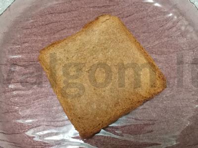 Tostai su varškės sūriu, avokadu, kiaušiniu ir ikrais Žingsnis 1