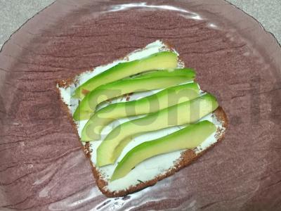 Tostai su varškės sūriu, avokadu, kiaušiniu ir ikrais Žingsnis 3