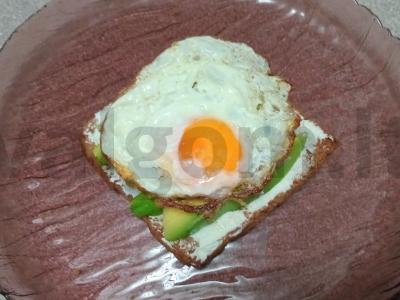 Tostai su varškės sūriu, avokadu, kiaušiniu ir ikrais Žingsnis 5