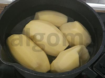 Tartiflette su bekonu, pabarstyta tarkuotu parmezanu Žingsnis 1