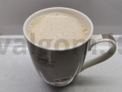 Kvapnus kava su halva pagrindine nuotrauka