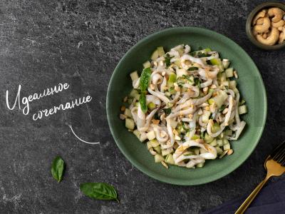 Šiltas salotas su kalmarais pagrindine nuotrauka