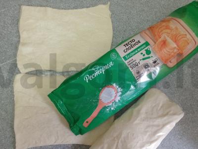 Sluoksniuotos tešlos pyragėliai su sūriu arbatai Žingsnis 1