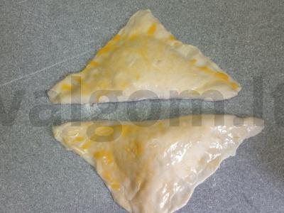 Sluoksniuotos tešlos pyragėliai su sūriu arbatai Žingsnis 5