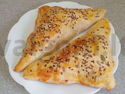 Sluoksniuotos tešlos pyragėliai su sūriu arbatai pagrindine nuotrauka