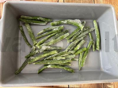 Keptas kiaulienos eskalopas su žaliąja pupelių ir svogūnų Žingsnis 1