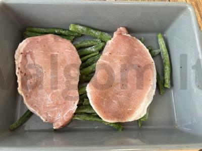 Keptas kiaulienos eskalopas su žaliąja pupelių ir svogūnų Žingsnis 2