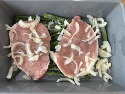 Keptas kiaulienos eskalopas su žaliąja pupelių ir svogūnų Žingsnis 3