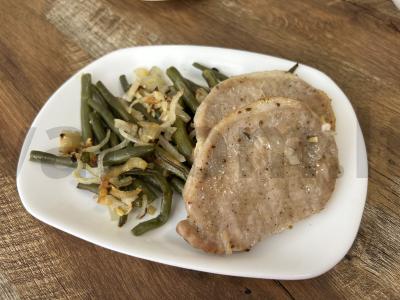 Keptas kiaulienos eskalopas su žaliąja pupelių ir svogūnų pagrindine nuotrauka