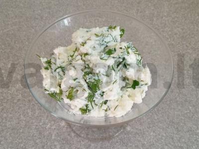 Varškės sūris su žolelėmis ir česnaku pagrindine nuotrauka