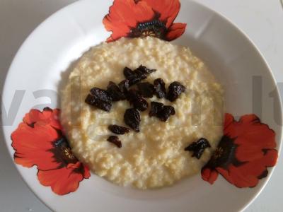 Pšenių košė su džiovintais slyvomis pagrindine nuotrauka