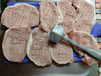 Kiaulienos eskalopas riešutų džiuvėsėliuose Žingsnis 1