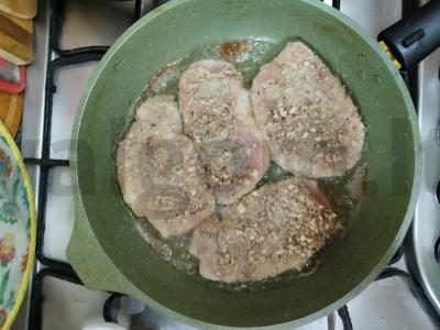 Kiaulienos eskalopas riešutų džiuvėsėliuose Žingsnis 4