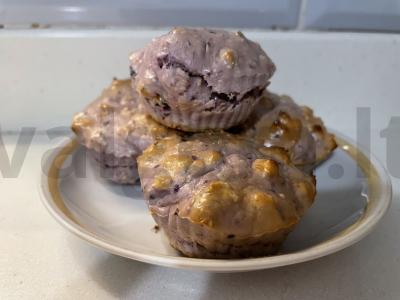 Baltyminiai keksiukai su uogomis pagrindine nuotrauka