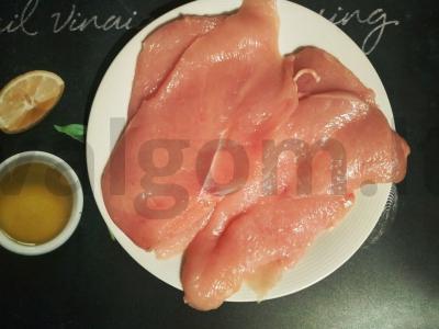 Sultinga krūtinėlė marinate Žingsnis 1