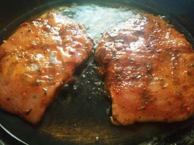 Sultinga krūtinėlė marinate Žingsnis 4