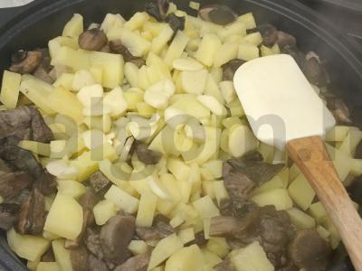 Keptas bulves su grybais pietums Žingsnis 5