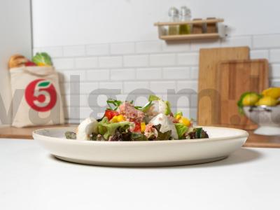 Salotos su tunu ir mocarela pagrindine nuotrauka