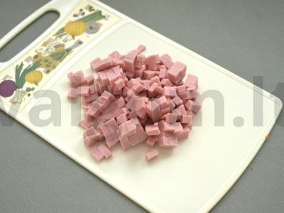 Salotas „Stolichny“ su kaparėmis ir šviežiu agurku Žingsnis 1