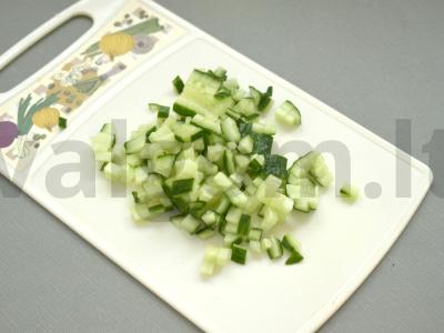 Salotas „Stolichny“ su kaparėmis ir šviežiu agurku Žingsnis 2