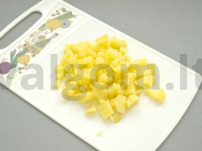 Salotas „Stolichny“ su kaparėmis ir šviežiu agurku Žingsnis 4