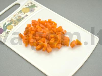 Salotas „Stolichny“ su kaparėmis ir šviežiu agurku Žingsnis 5