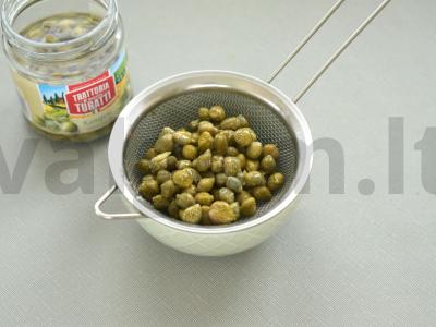 Salotas „Stolichny“ su kaparėmis ir šviežiu agurku Žingsnis 6