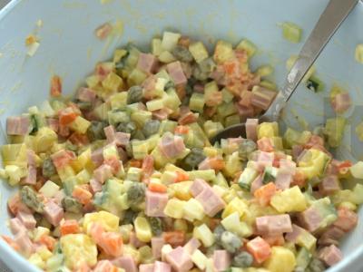 Salotas „Stolichny“ su kaparėmis ir šviežiu agurku Žingsnis 7