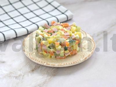 Salotas „Stolichny“ su kaparėmis ir šviežiu agurku pagrindine nuotrauka