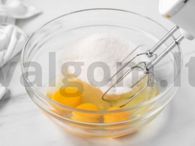 Paprastas pyragas su serbentais Žingsnis 1