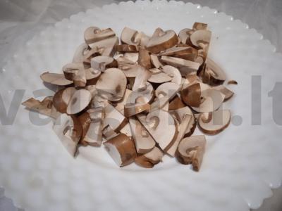 Bulvės, keptos su pievagrybiais ir brokoliais po sūriu ir krevetėmis Žingsnis 1