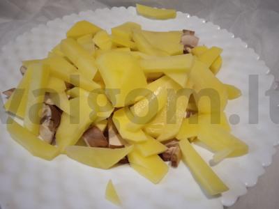 Bulvės, keptos su pievagrybiais ir brokoliais po sūriu ir krevetėmis Žingsnis 2