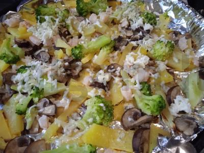 Bulvės, keptos su pievagrybiais ir brokoliais po sūriu ir krevetėmis Žingsnis 6