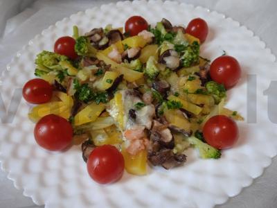 Bulvės, keptos su pievagrybiais ir brokoliais po sūriu ir krevetėmis pagrindine nuotrauka