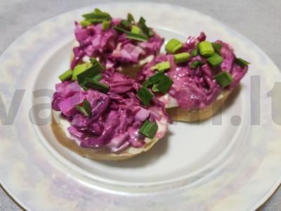 Užkandžių sumuštiniai su burokėliais, kiaušiniu ir silke pagrindine nuotrauka