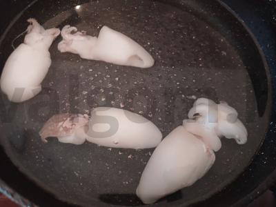 Sūrio ir ananasų salotos su kalmarais Žingsnis 1