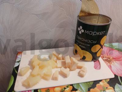 Sūrio ir ananasų salotos su kalmarais Žingsnis 3