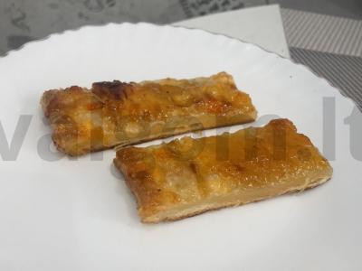 Abrikosų juostelės iš sluoksniuoto tešlos „Versalis“ pagrindine nuotrauka