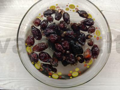 Gėrimas su erškėtuogėmis, džiovintomis slyvomis ir obuoliu Žingsnis 2