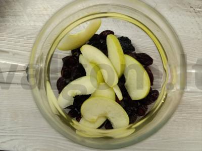 Gėrimas su erškėtuogėmis, džiovintomis slyvomis ir obuoliu Žingsnis 4