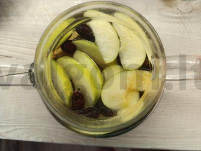 Gėrimas su erškėtuogėmis, džiovintomis slyvomis ir obuoliu Žingsnis 6