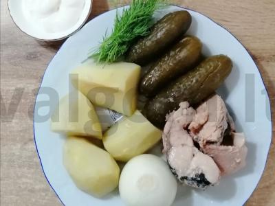 Salotos su konservuotomis žuvimis Žingsnis 1