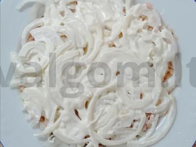 Salotos su konservuotomis žuvimis Žingsnis 3