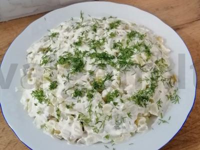 Salotos su konservuotomis žuvimis pagrindine nuotrauka